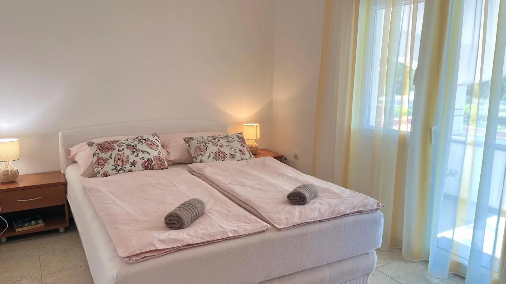 Rosa Apartment Vir