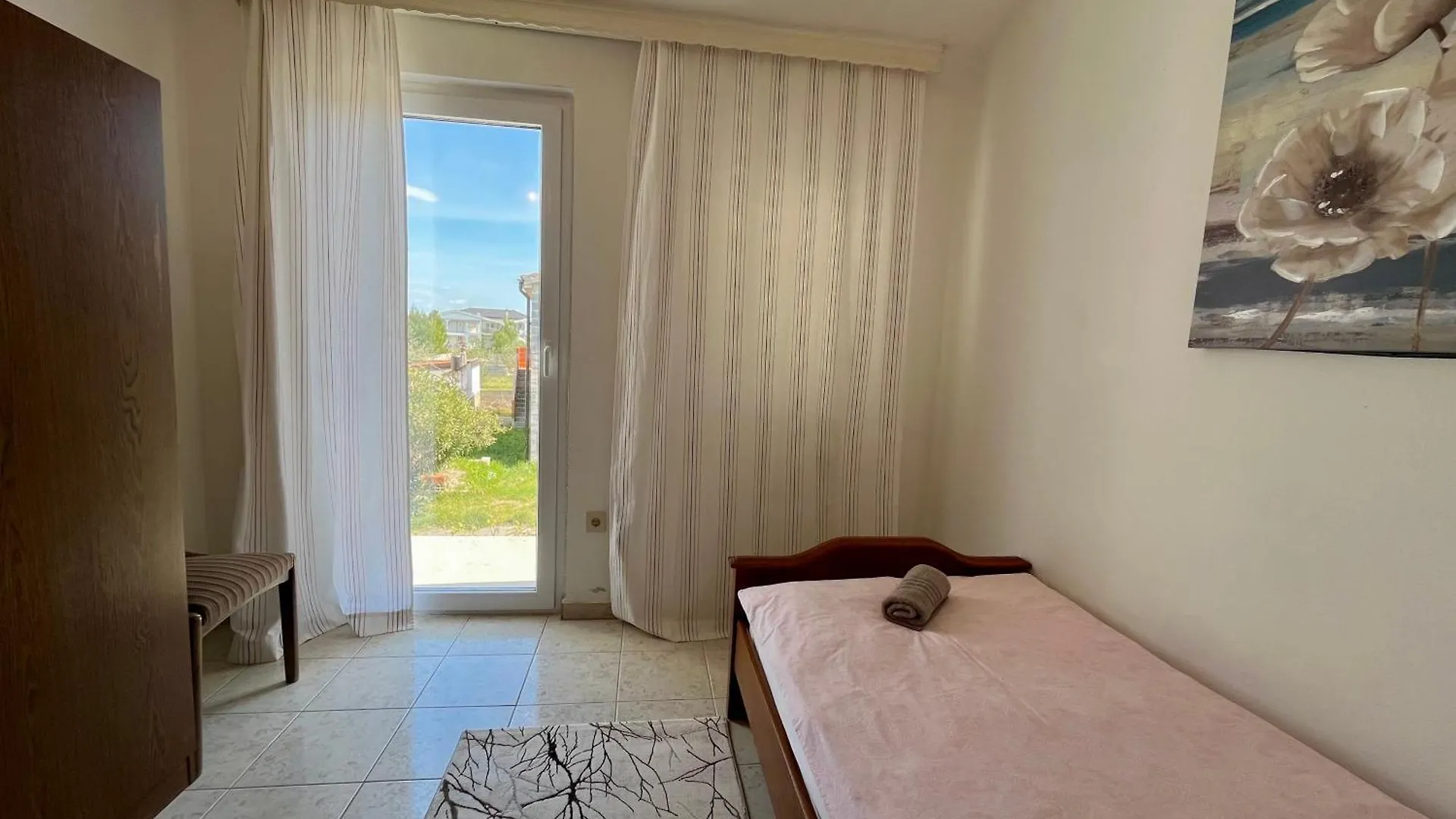 Rosa Apartment Vir