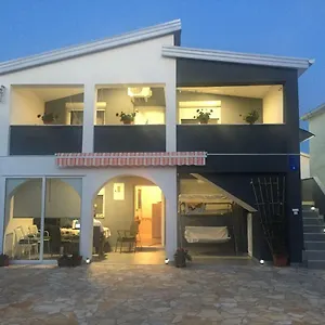 Apartman Roko, Vir